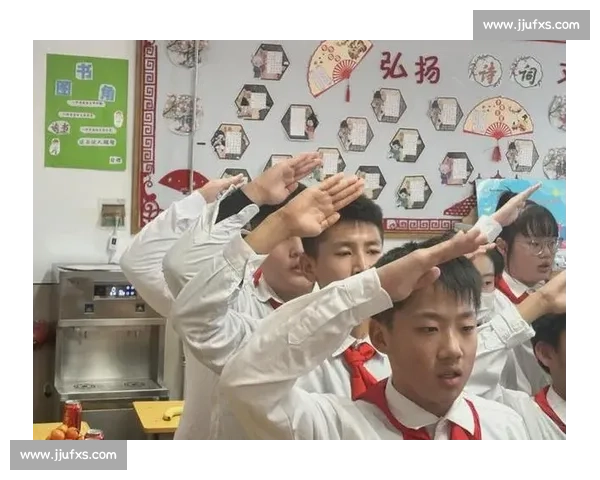 国歌奏响时，他们用身体为孩子撑起晴空