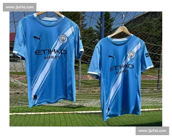 曼城第三球衣惊现银灰荧光绿风暴！百年传统美学遭颠覆